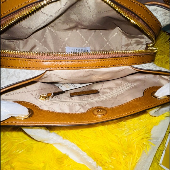 Final Sale💜Michael Kors Vanilla Shoulder bag - Picture 5 of 9